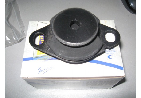 Опора двигуна ліва Renault Kangoo, Clio II ,Symbol II ,19, 21, Megane, Scenic, 7700788318, 8200089697, 8200072699